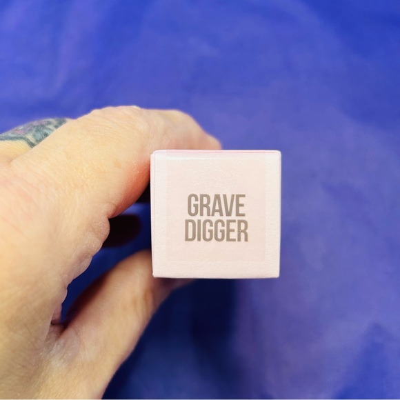 😍 NIB Grave Digger Velvet Trap Lipstick by Jeffree Star! 😍 - Picture 6 of 6